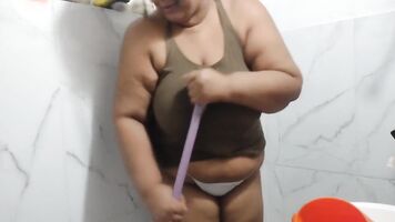 NAUGHTY GIRL CLEANS THE HOME WHILE SHOWING HERSELF TO THE CAMERA