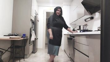my dick got hard when i saw my stepmom's huge bubble ass
